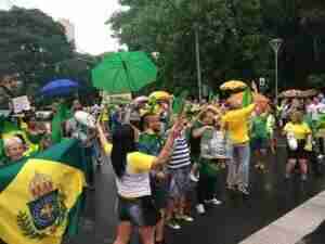 Manifestantes comemoram condenação de Lula na avenida Goethe | Foto: Felipe Samuel / Especial / CP