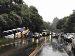 O ônibus ficou parcialmente tombado e o carro destruído. Foto: Felipe Dorneles / Especial / CP